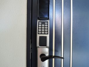番号式玄関ドア