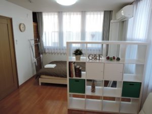 リビングとベッドの間に仕切りがあり、落ち着きます。