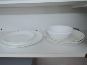 お皿や調理器具も揃っています。