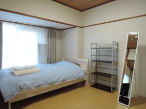 寝室(写真はベッド1台ですが、現在は、セミダブルベッドとシングルベッドの2台あります）